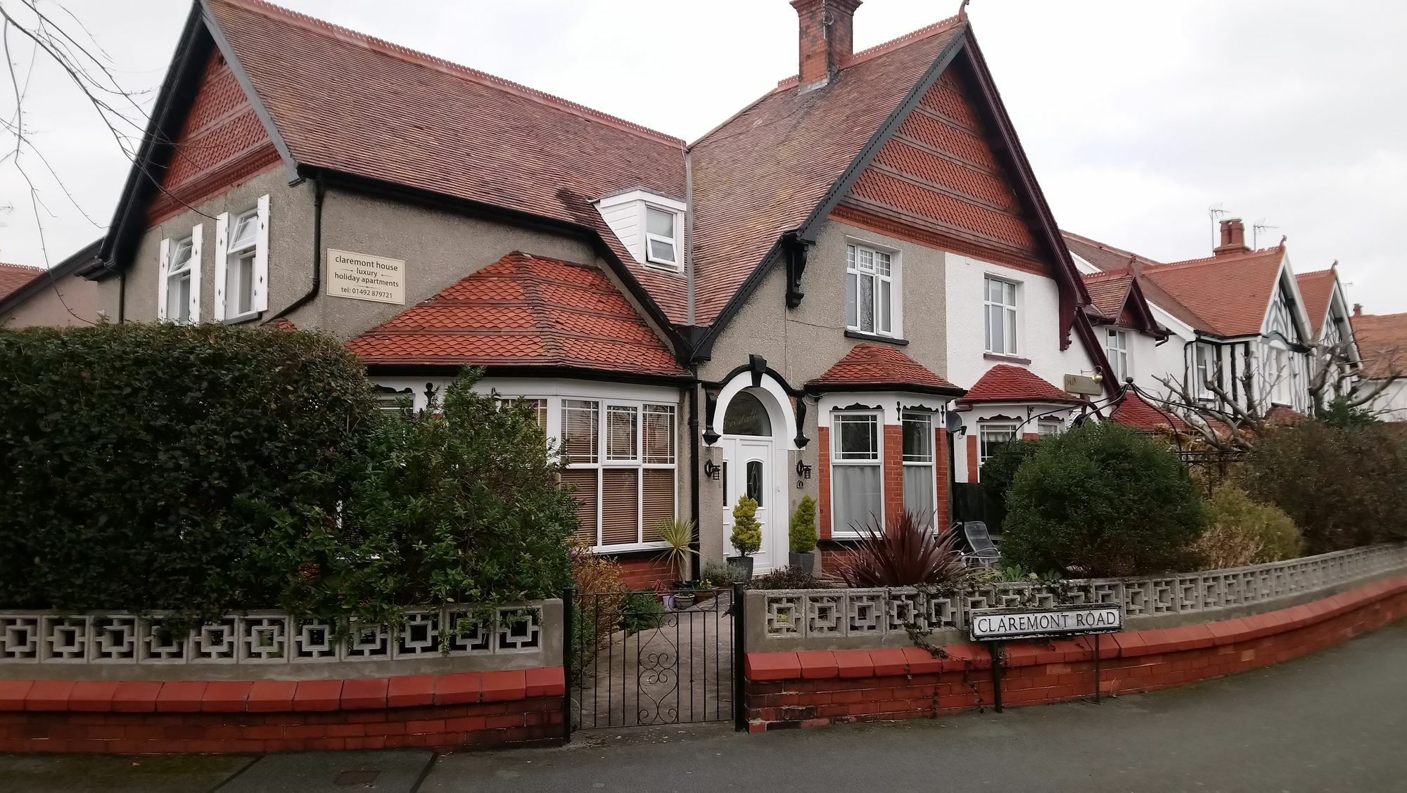 Claremont House Holiday Apartments ランディドノー エクステリア 写真